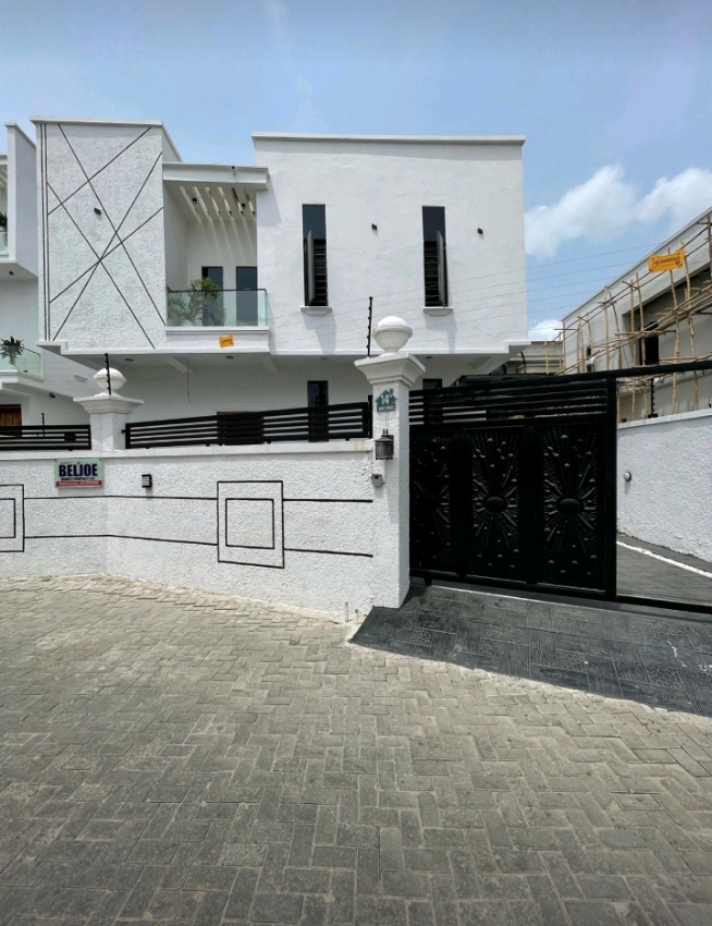 Luxury 5 Bedroom Fully Detached Duplex